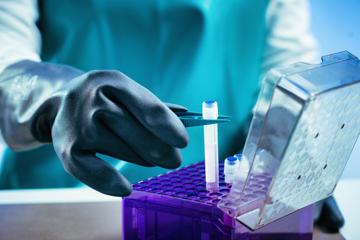 Technicien de laboratoire préparant un échantillon de cellules souches pour la biobanque cryogénique