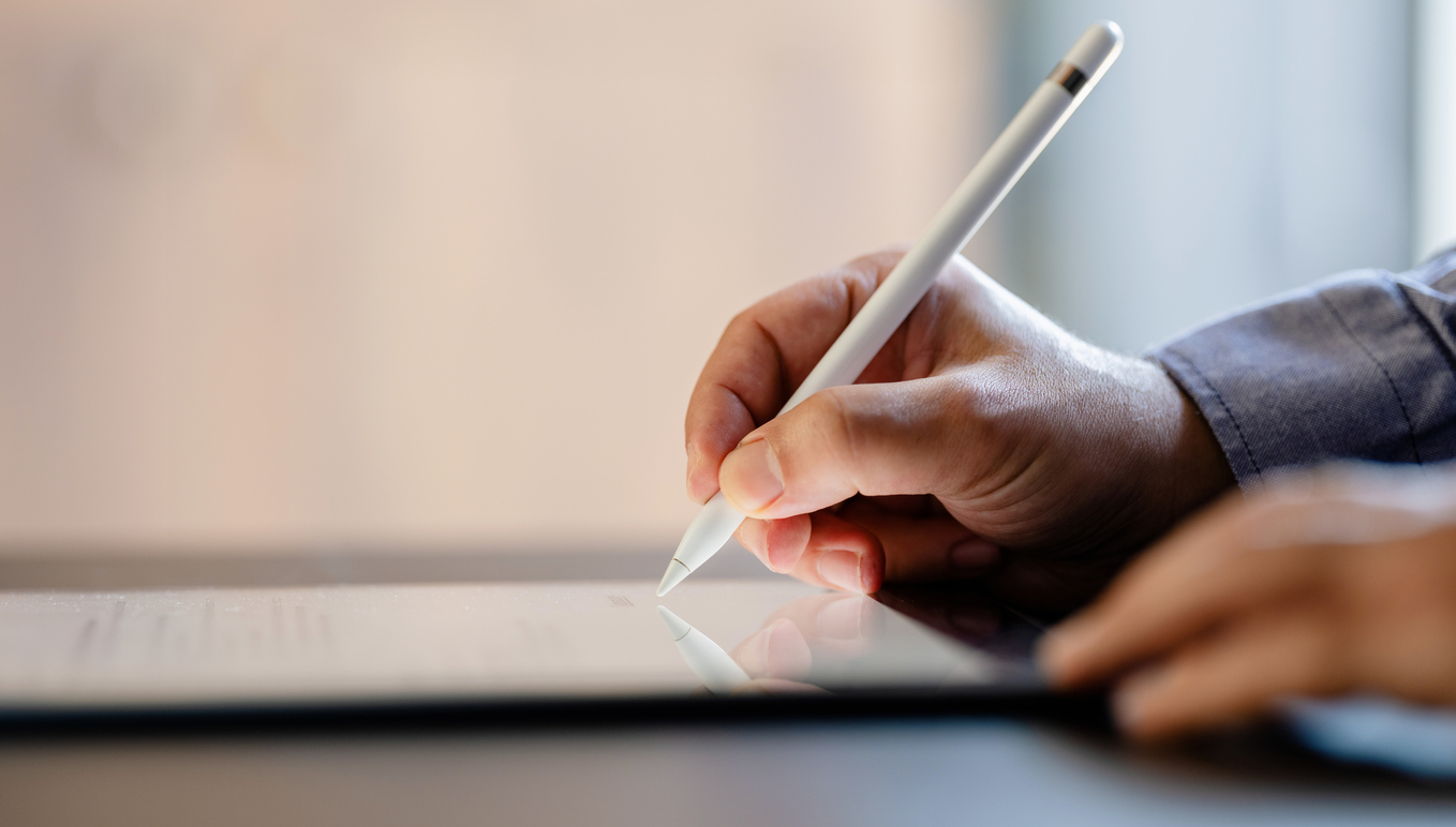 Un patient canadien explore les options de financement Beautifi « Achetez maintenant, payez plus tard » sur iPad.